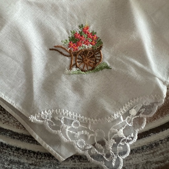 Vintage Floral Cottagecore Embroidered Handkerchief Lace Linen Patch Sewing - Picture 4 of 6
